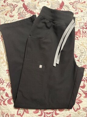 Figs women’s Kade Cargo Scrub Pants with Light Gray Drawstrings
Size: SP